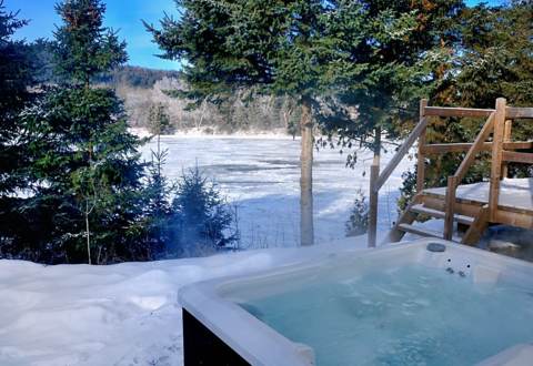 Private hot tubs cottage to rent for two front of river Le Détente Domaine McCormick Mauricie