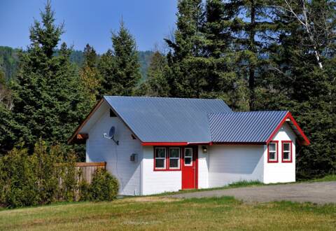 Chalet vacances en bois pour personne seule ou couple au bord de la rivi&egrave;re avec spa priv&eacute; Domaine McCormick