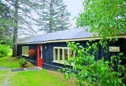 Chalet en bois &agrave; louer pour solo ou couple avec jacuzzi priv&eacute; disponible &agrave; l'ann&eacute;e tout &eacute;quip&eacute; Mauricie Chalets Booking