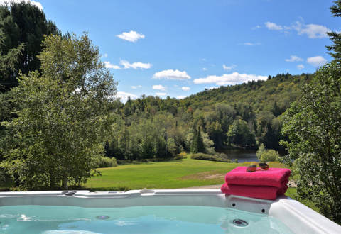 Private jacuzzi cottage to rent lake view Le Vacancier Chalets Booking Lanaudiere