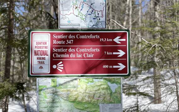 Sentier National des Contreforts accessible à pied du chalet à louer de La Montagne Chalets Booking raquettes