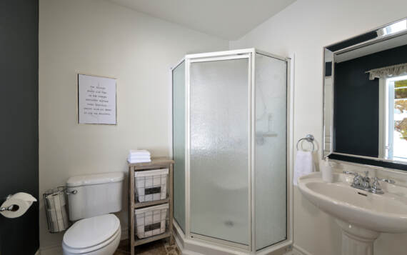 Salle d'eau avec douche propre chalet à louer Lanaudière