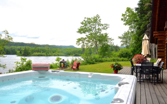 Private Jacuzzi with chalet for rent Le Bellevue Mauricie front off river 