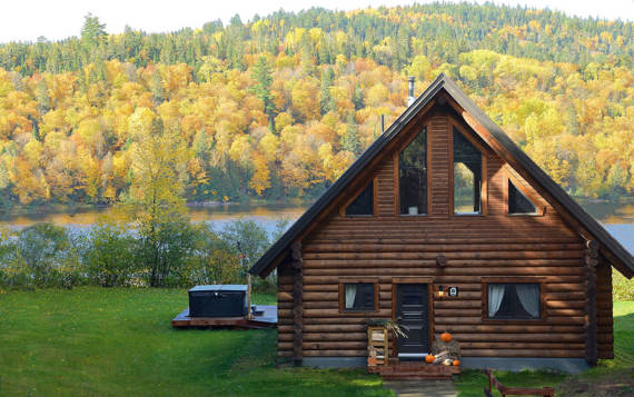 Log babin to rent with private hot tub front of a river Mauricie Chalets Booking