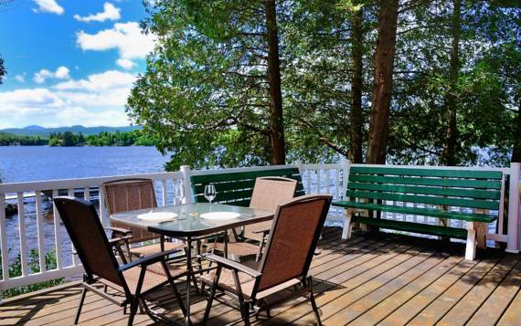 Terrasse avec ensemble patio chalet vacances avec spa privé Le Riverain en Estrie