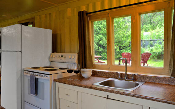 Cuisine chalet vacances en bois en location Le Gardien pour personne seule ou couple Domaine McCormick Mauricie 