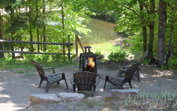 Foyer extérieur au bord du lac avec bois de chauffage inclus chalet bois rond vacances Le Rustique Lanaudière