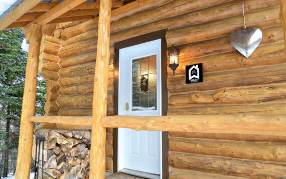 Chalet de bois ronds en location Le Rustique pour 2 à 4 personnes avec sauna et spa privés 