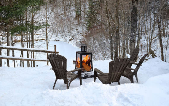 Foyer extérieur avec bois de chauffage inclus et vue sur l'eau avec location chalet vacances Le Rustique Lanaudière Chalets Booking