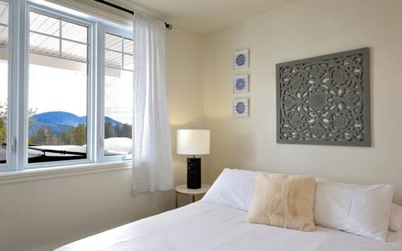Chambre avec grand lit (queen) literie propre blanche incluse avec location chalet en location de La Montagne Lanaudière