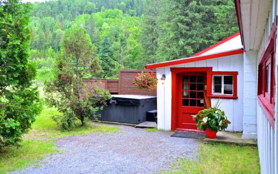 Wooden chalet to rent for two with private hot tubs 