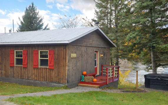 Log cabin to rent for 2 or 4 persons front off river full equiped