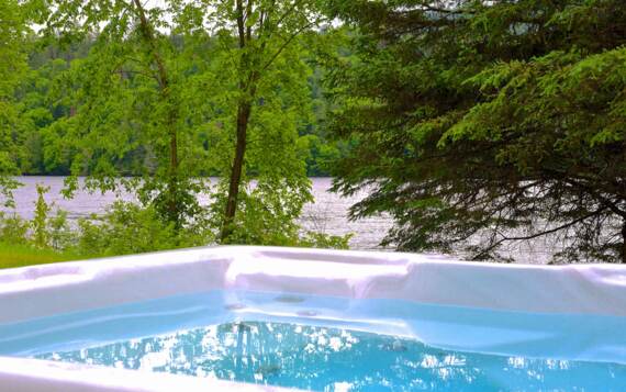 Private jacuzzi cottage to rent Pignon Sud Mauricie Domaine McCormick Chalets Booking