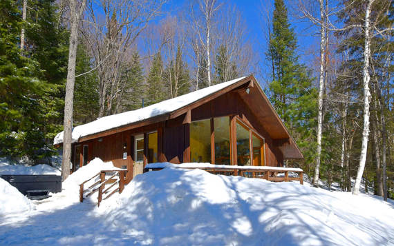 Cottage to rent with private hot tubs for 2 or 4 persons Laurentides Chalets Booking