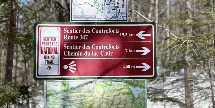Sentier National des Contreforts accessible à pied du chalet à louer de La Montagne Chalets Booking raquettes