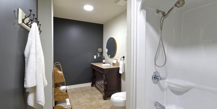 Salle de bain à l'étage des chambres toute équipée literie blanche incluse 