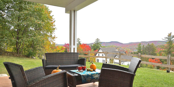 Terrasse rez-de-jardin couverte avec spa privé et ensemble fauteuils extérieurs chalet pour personne seule, deux ou 4 personnes
