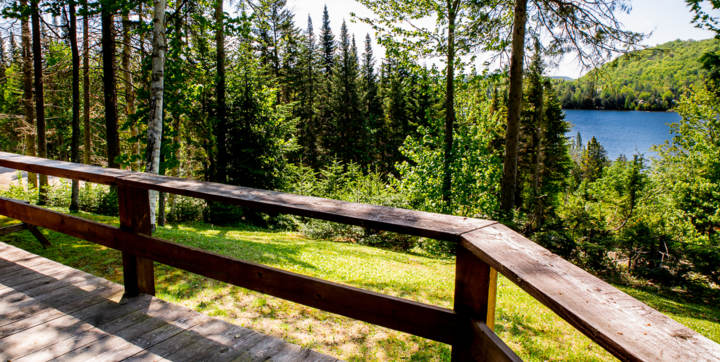 Terrasse chalet vacances en bois Le Sariane  tout équipé sauna sec privé et spa privé 4 saisons vue sur le lac Laurentides