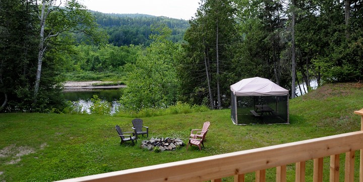 Chalets en bois à louer pour famille avec espace feu et spa privé au bord de la Rivière Saint-Maurice Domaine McCormick 4 saisons tout équipé