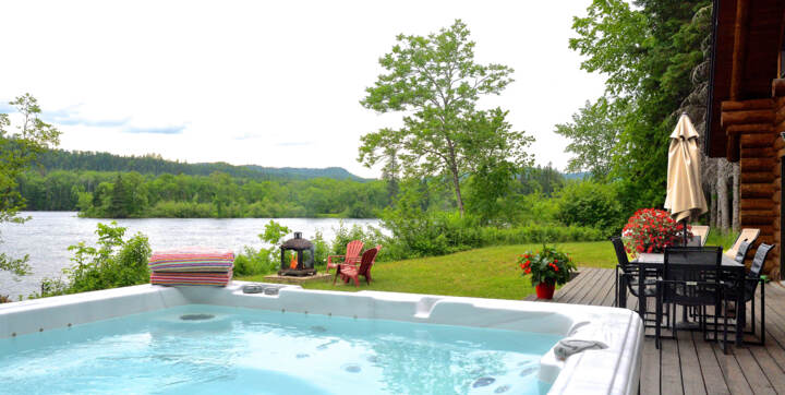 Private Jacuzzi with chalet for rent Le Bellevue Mauricie front off river 
