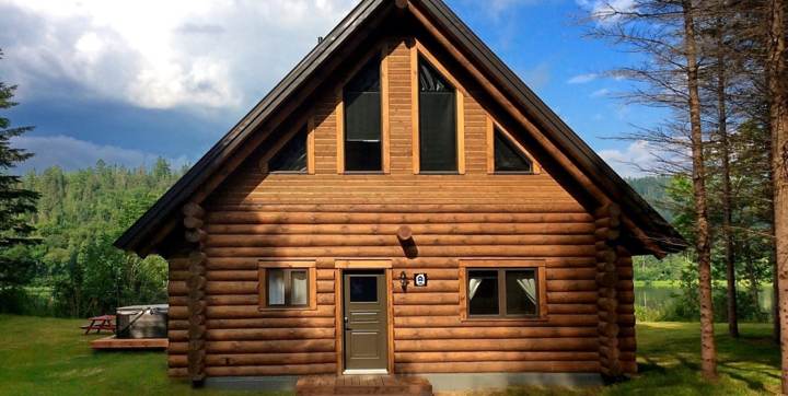 Wooden chalet to rent front of river with private hot tubs full equiped single person, two or four persons Domaine McCormick