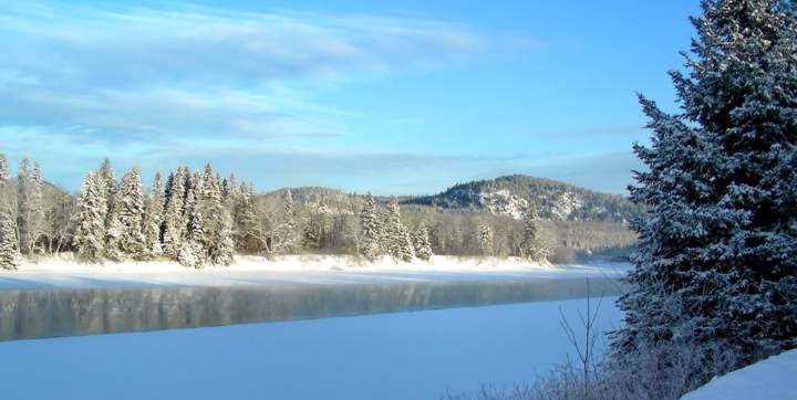Vue sur la rivière Saint-Maurice en hiver à partir du chalet à louer Pignon Sud Domaine McCormick