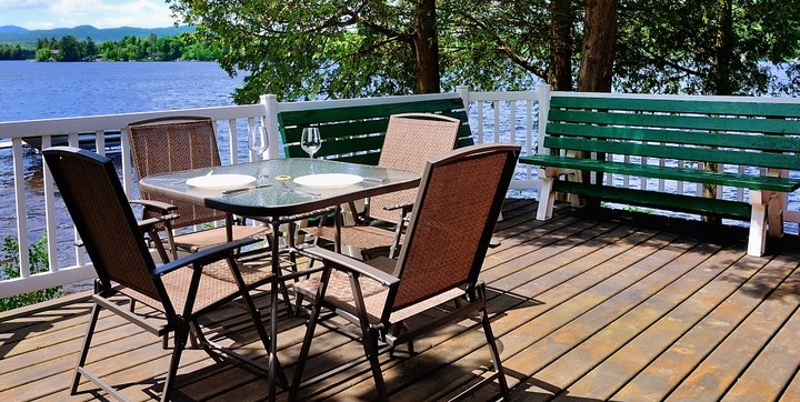 Terrasse avec ensemble patio chalet vacances avec spa privé Le Riverain en Estrie