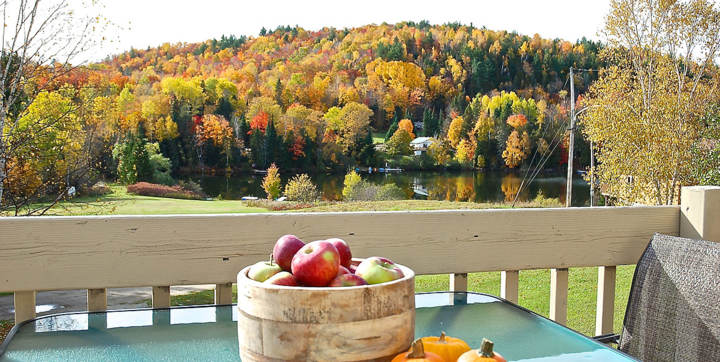 Terrasse privé chalet vacances pour deux avec vue sur le lac et les montagnes couleurs d'automne Lanaudière