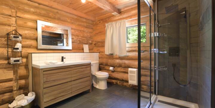 Salle bain avec douche en céramiques chalet bois rond pour 2 à 4 personnes Lanaudière