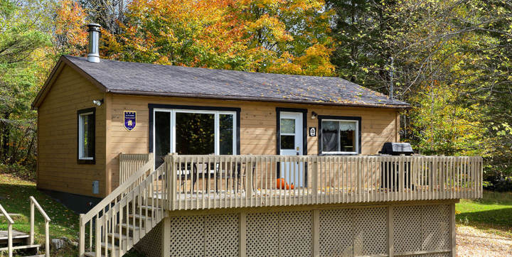 Cottage to rent with private jacuzzi and dry sauna and view on the lake Lanaudiere