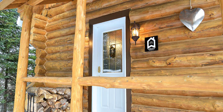 Chalet de bois ronds en location Le Rustique pour 2 à 4 personnes avec sauna et spa privés 