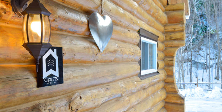 Wooden chalet to rent front off little lake with private jaccuzi and private dry sauna 
