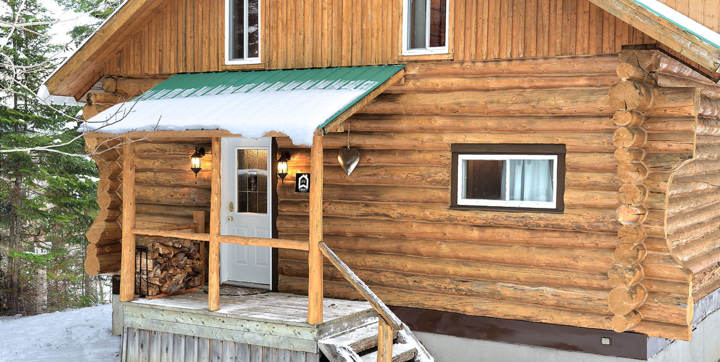 Chalet en bois rond à louer au bord du petit lac avec spa privé et sauna sec privé pour 2 à 4 personnes Lanaudière Chalets Booking