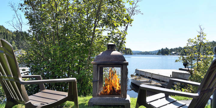 Feu de camp et canot chalet au bord du lac Laurentides