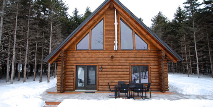 Chalet vacances Le Bellevue en location pour personne seule couple ou famille au bord de l'eau avec spa privé Mauricie