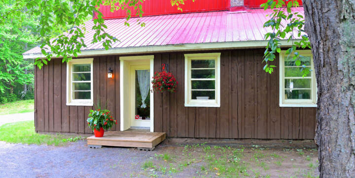 Wooden cottage to rent front off river full equiped 4 seasons Domaine McCormick
