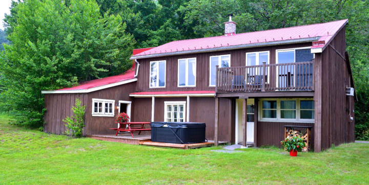 Cottage to rent in wood for 2 or six persons with priivate hot tubs Domaine McCormick Mauricie