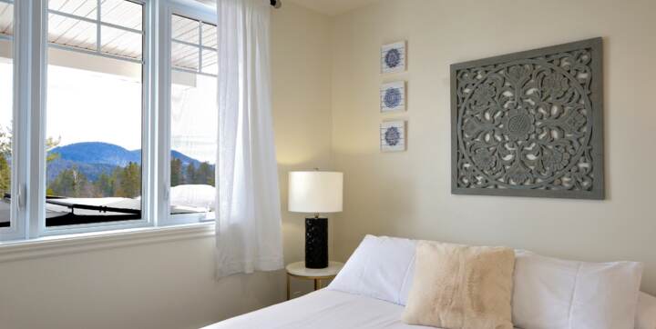 Chambre avec grand lit (queen) literie propre blanche incluse avec location chalet en location de La Montagne Lanaudière