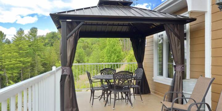 Terrasse avec abri rigide et ensemble patio chalet à louer tout équipé pour 2 à 4 personnes de La Montgagne