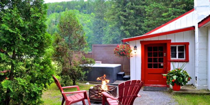 Cours arrière chalet vacances Lafontaine avec spa privé et foyer extérieur avec bois chauffage inclus Mauricie