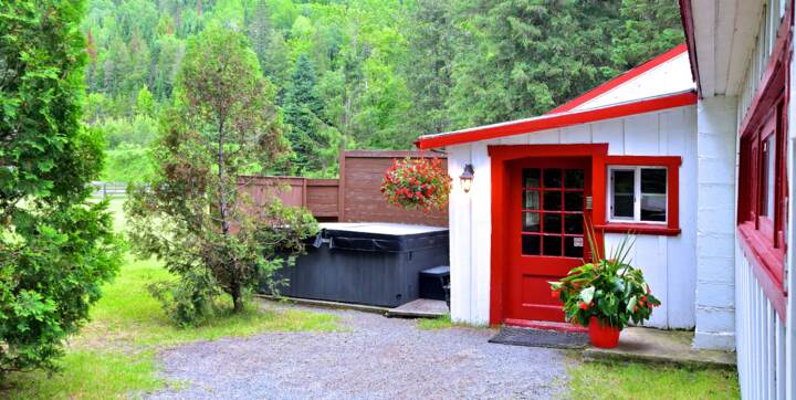 Wooden chalet to rent for two with private hot tubs 