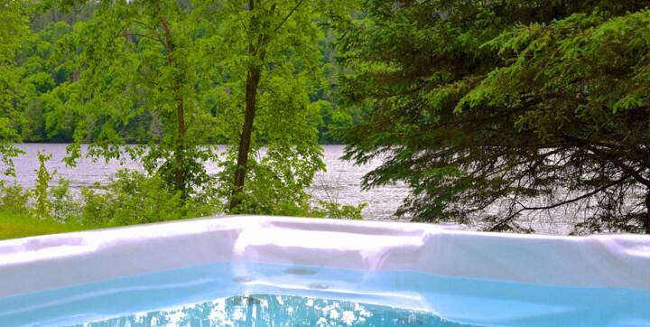 Private jacuzzi cottage to rent Pignon Sud Mauricie Domaine McCormick Chalets Booking