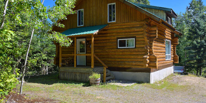 Chalet vacances en bois rond à louer pour 2 à 4 personnes au bord d'un petit lac Lanaudière Chalets Booking