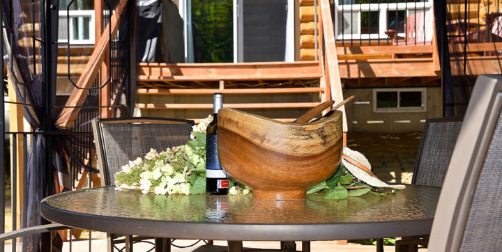 Terrasse avec abri toit rigide chalet bois rond avec spa privé et sauna sec privé Le Rustique Chalets Booking
