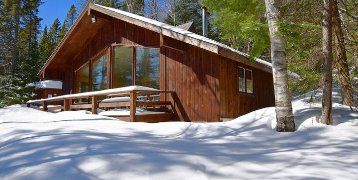 Chalet de bois vacances Le Sariane avec spa privé et sauna sec privé pour 2 à 4 personnes Laurentides Chalets Booking
