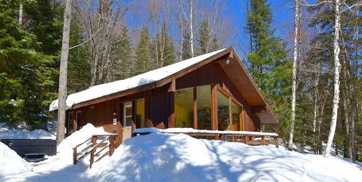 Cottage to rent with private hot tubs for 2 or 4 persons Laurentides Chalets Booking