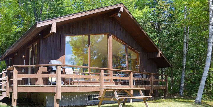 Chalet à louer en bois pour 2 à 4 personnes avec spa et sauna sec privés et vue sur l'eau Laurentides  Chalets Booking