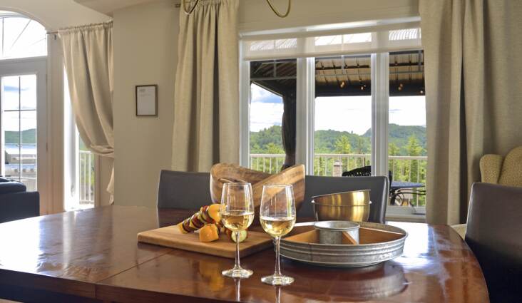 Salle à dîner chalet vacances de La Montagne tout équipé à louer 4 saisons avec Chalets Booking à Saint-Côme avec vue sur les montagnes