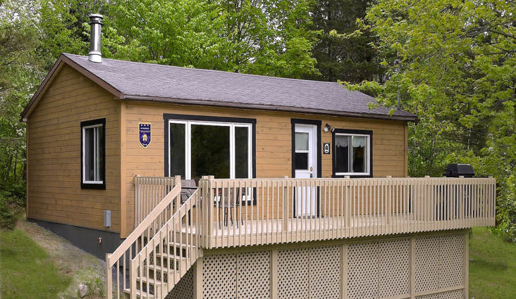 Chalet en bois à louer avec vue sur l'eau pour personne seule ou couple avec spa et sauna sec privés Lanaudière Chalets Booking